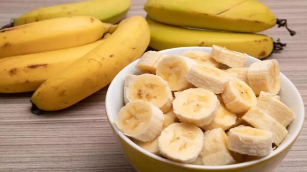Banana Storage Tips: गर्मी में पड़ जाते हैं केले जल्दी काले? अपनाएं ये 6 आसान टिप्स और लंबे समय