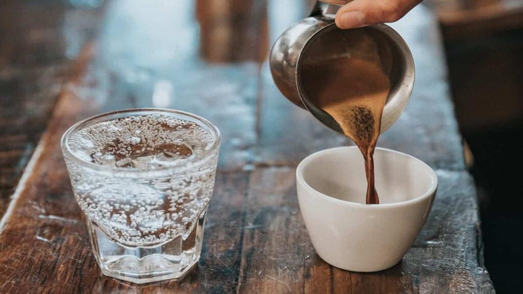 Tea Vs Warm Water: सुबह-सुबह चाय पीना सही है या गुनगुना पानी? जानिए एक्सपर्ट की सलाह