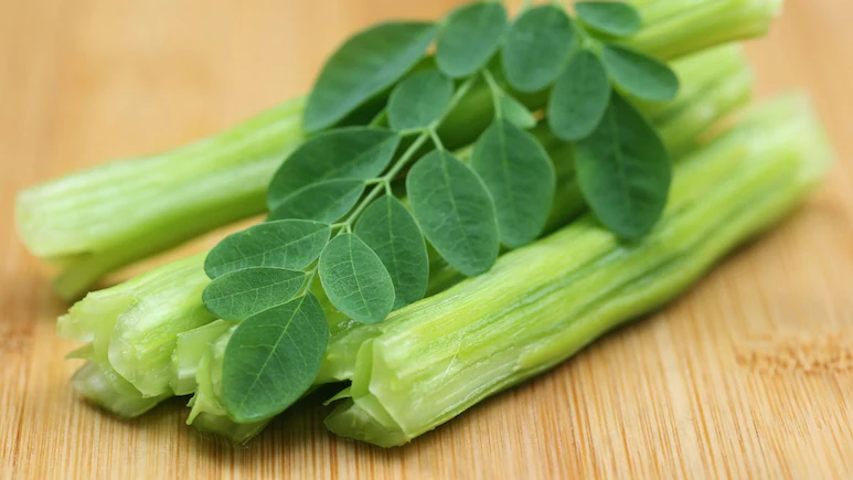 moringa leaves water