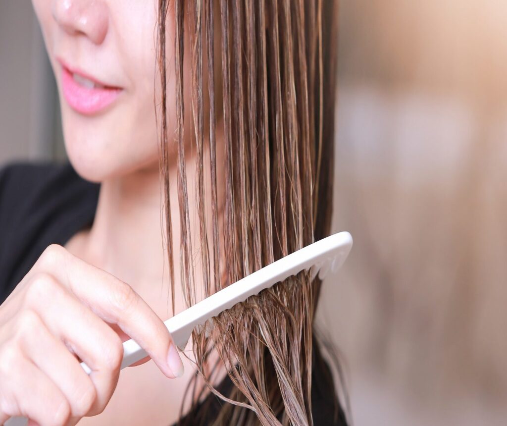 Combing-on-wet-hairs