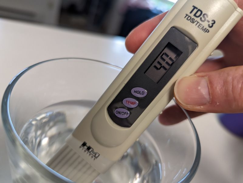 taking-water-tds-reading-with-handheld-tds-meter