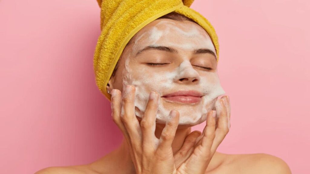 Chehre par soap ki jagh lagaye ye 5 chijen, skin hogi fresh aur glowing
