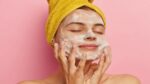 Chehre par soap ki jagh lagaye ye 5 chijen, skin hogi fresh aur glowing